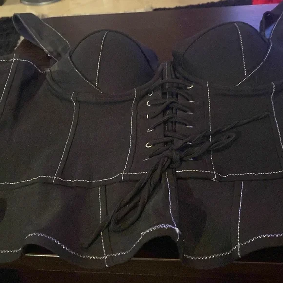 Black bustier with lace up front - Picture 8 of 10